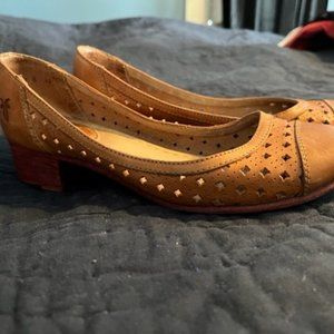 Frye shoe Carson Perf Low heel